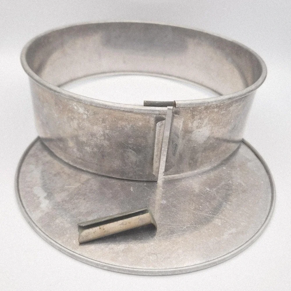 Vintage Aluminum 9 inch Springform Pan with Unique‎ Brass Side Clip